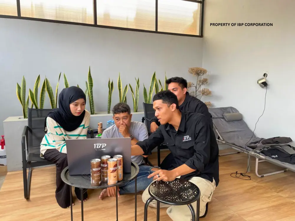 Tim IBP Konsultan memaparkan laporan keuangan dalam sesi pendampingan bersama BLACK ID