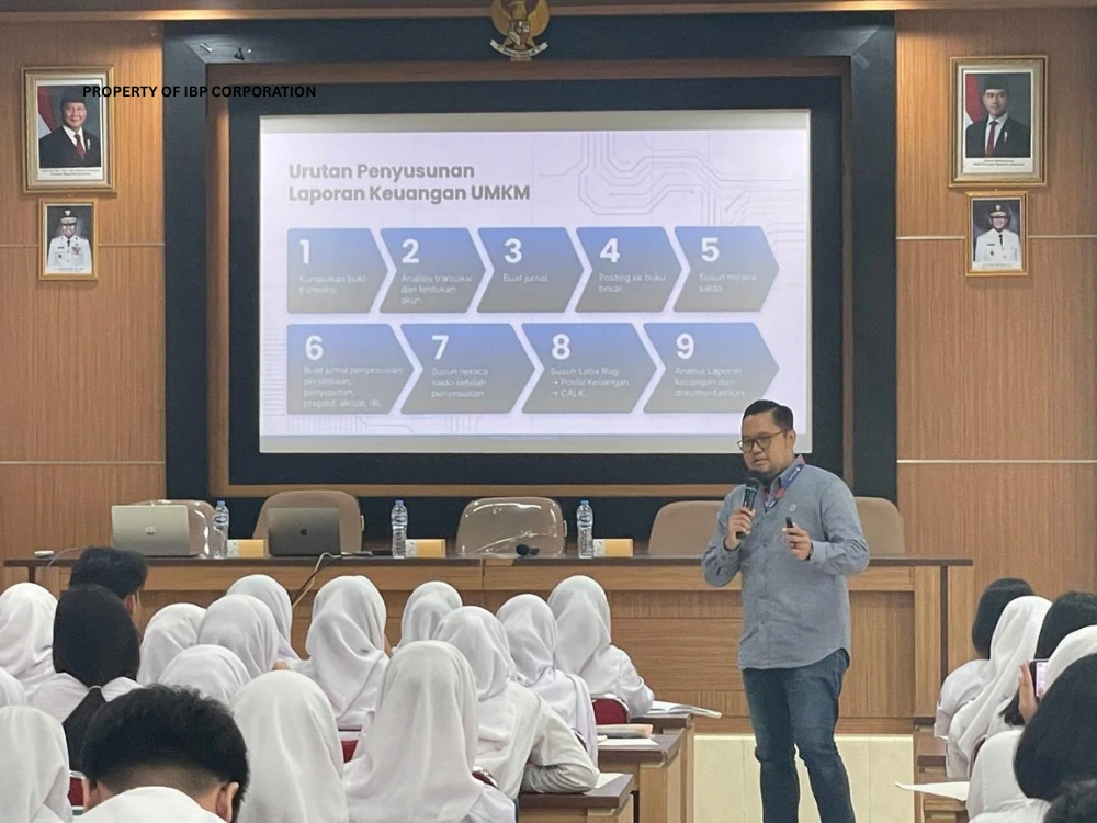 IBP Consultant memberikan materi pembuatan laporan keuangan UMKM kepada siswa SMKN 3 Bandung